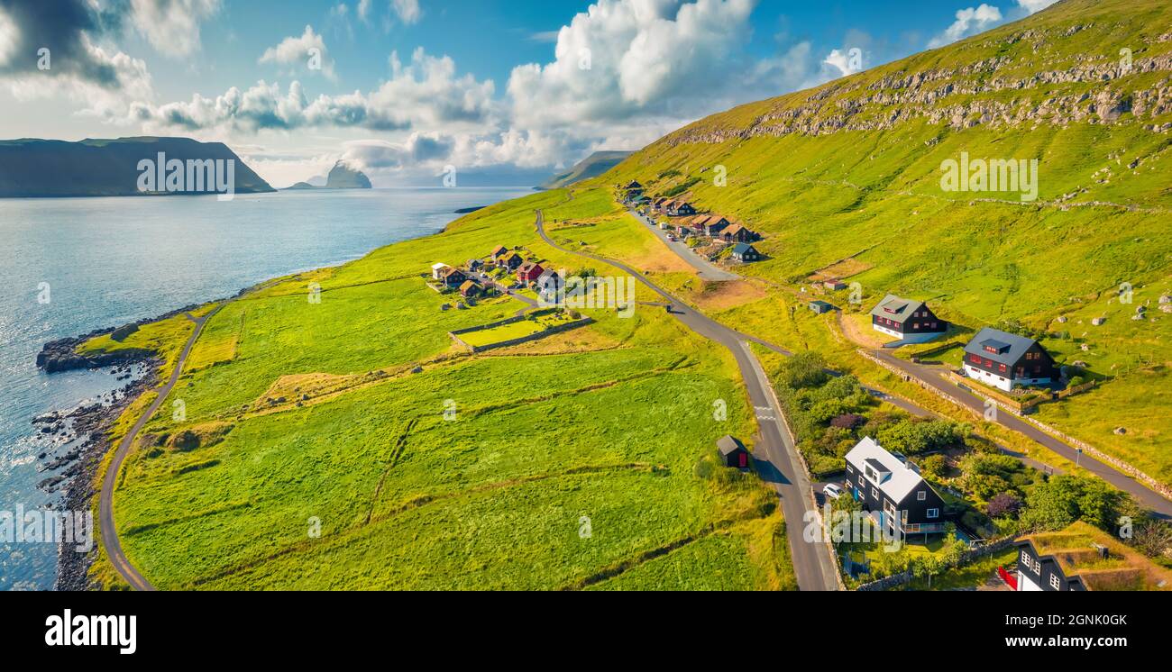 Photographie aérienne de paysage. Superbe vue du matin depuis le drone volant du village de Kirkjubour. Belle scène matinale des îles Féroé, Danemark, Europe. Banque D'Images