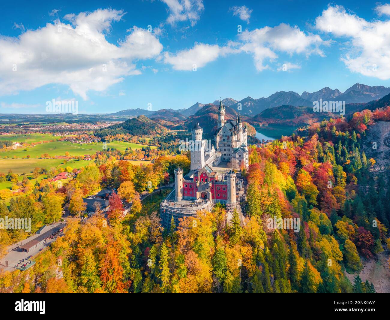 Photographie aérienne de paysage. Magnifique vue d'automne depuis le drone volant du château de Neuschwanstein, château de conte de fées du XIXe siècle au sommet d'une colline. Merveilleux mornin Banque D'Images