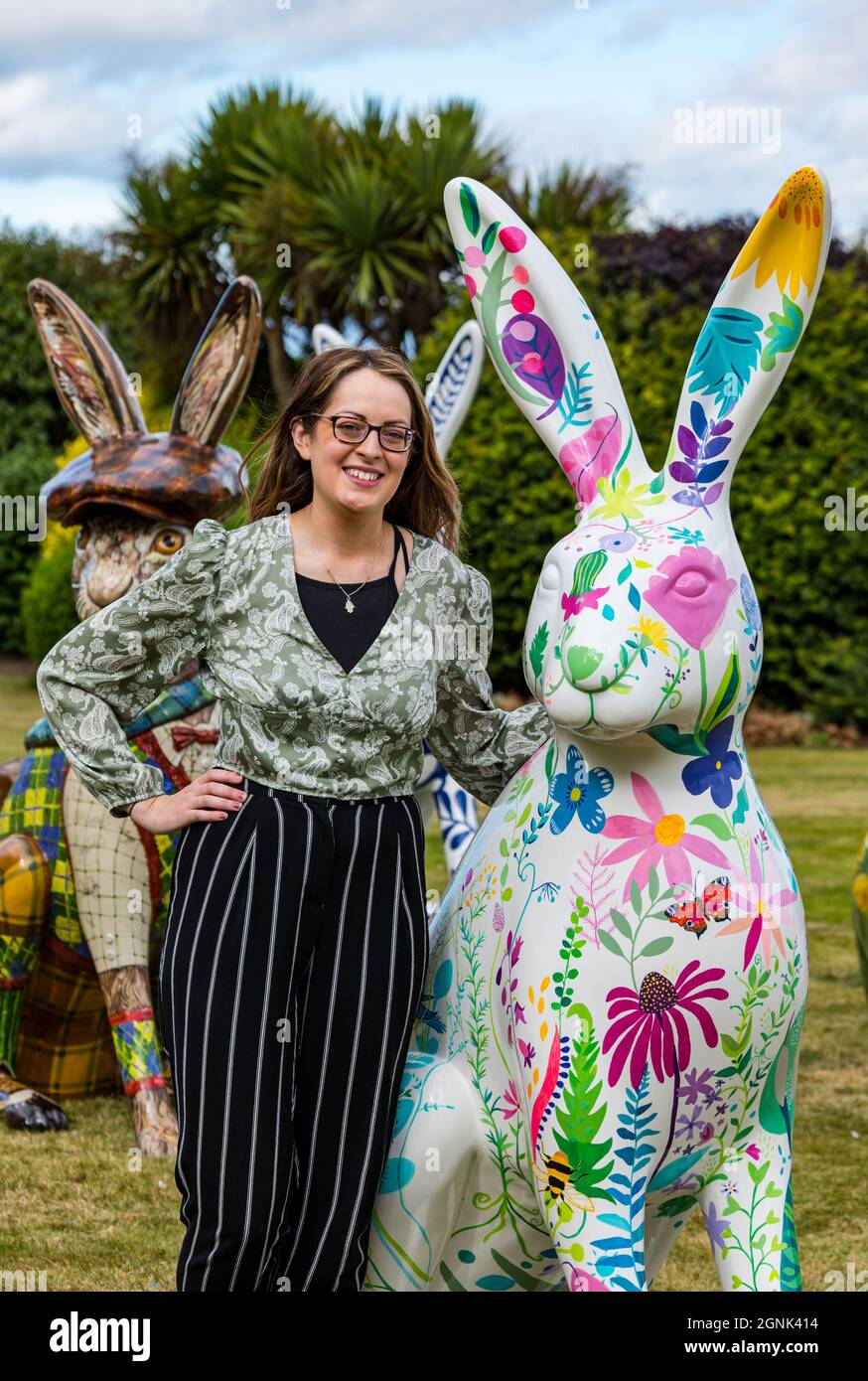 North Berwick, East Lothian, Écosse, Royaume-Uni, 26 septembre 2021. Parcours artistique de Hare : 10 sculptures géantes peintes à la main de lièvre, chacune par un artiste différent, sont rassemblées sur la pelouse de l'hôtel Marine avant la vente aux enchères de charité le 1er octobre. Il est organisé par l'organisme de bienfaisance de répit Leuchie House en conjonction avec Wild in Art. Photo: L'artiste Rosie Watson avec sa sculpture de lièvre peint Banque D'Images