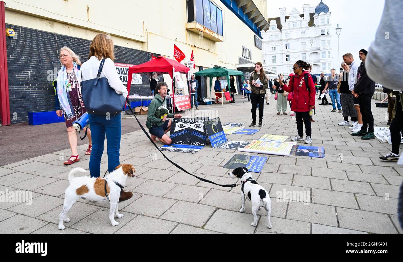 Brighton Royaume-Uni 26 septembre 2021 - manifestation contre le vaccin et le confinement en dehors de la Conférence du Parti travailliste qui se tient dans le Centre de Brighton : Credit Simon Dack / Alamy Live News Banque D'Images
