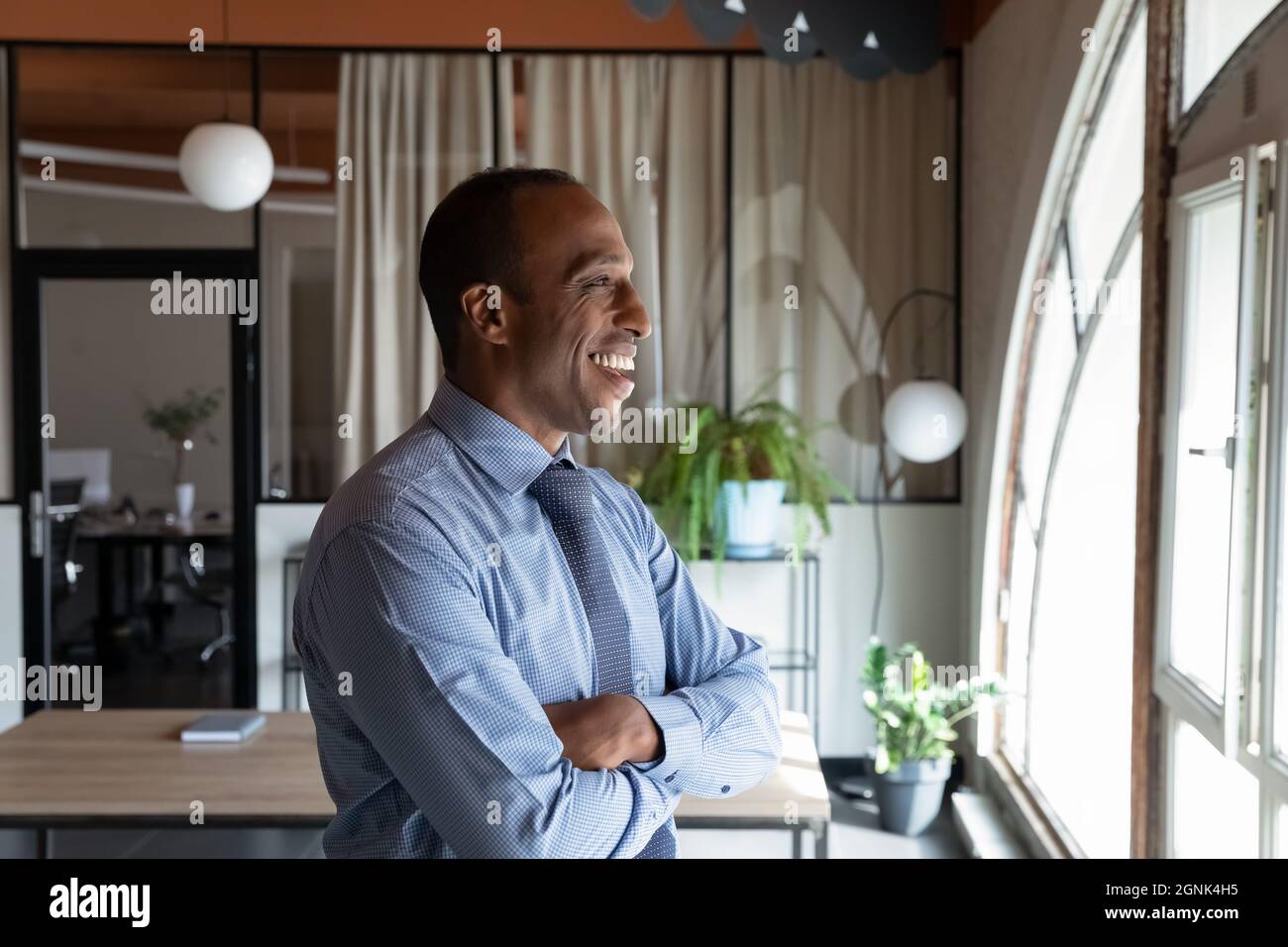 Portrait de côté d'un homme d'affaires afro-américain mature et confiant Banque D'Images