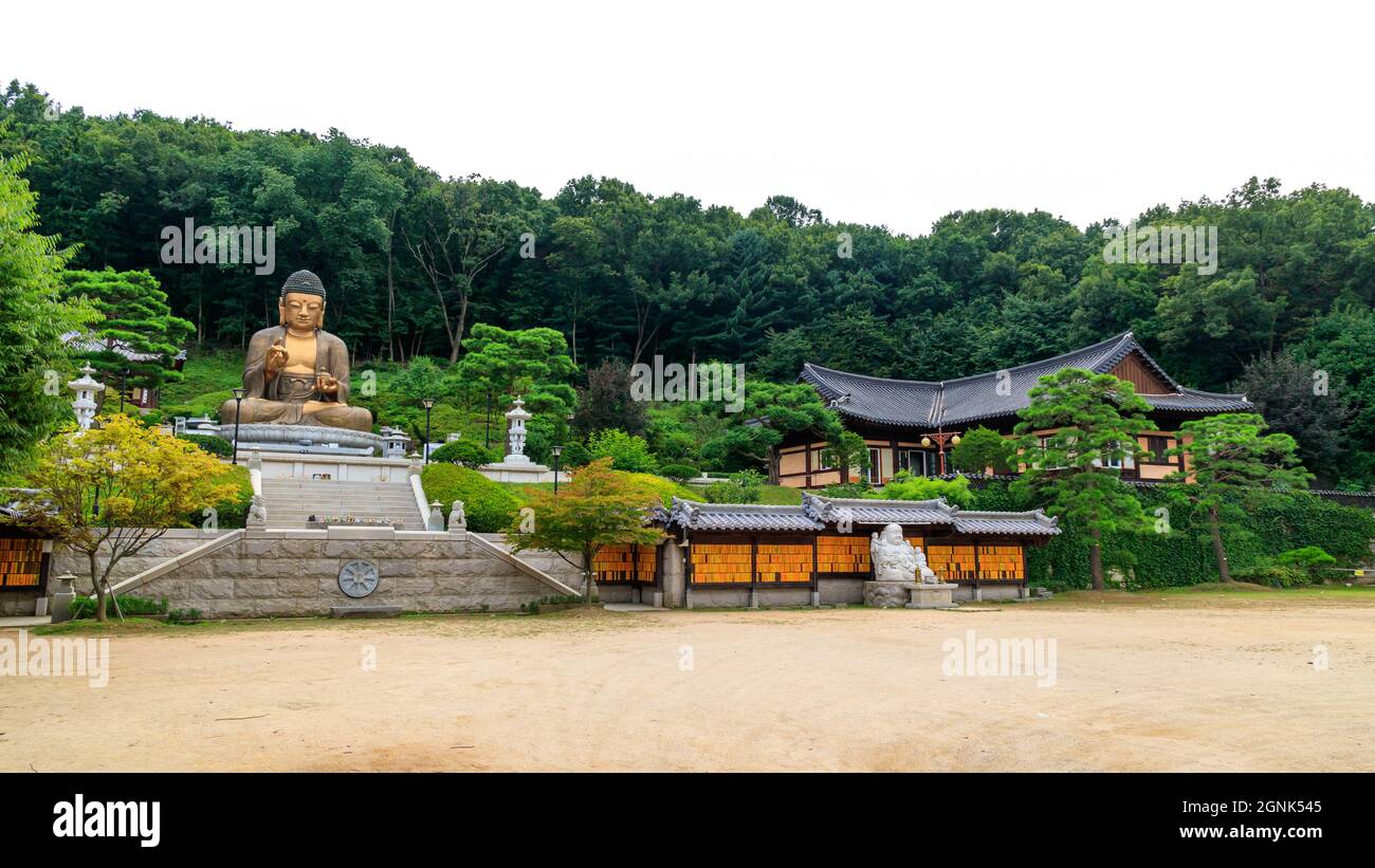 PAJU, Gyeonggi-do, République de Corée - 13 août 2021. Temple traditionnel coréen. Temple yakcheonsa. Bouddhisme coréen. Banque D'Images