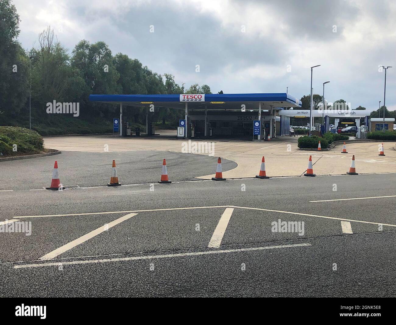 Ashford, Kent, Royaume-Uni. 26 septembre 2021. Pénuries de carburant affectant les stations-service d'Ashford, dans le Kent. Fermeture de la station essence de Tesco en raison d'un manque de carburant au niveau des pompes. Crédit photo : Paul Lawrenson /Alay Live News Banque D'Images