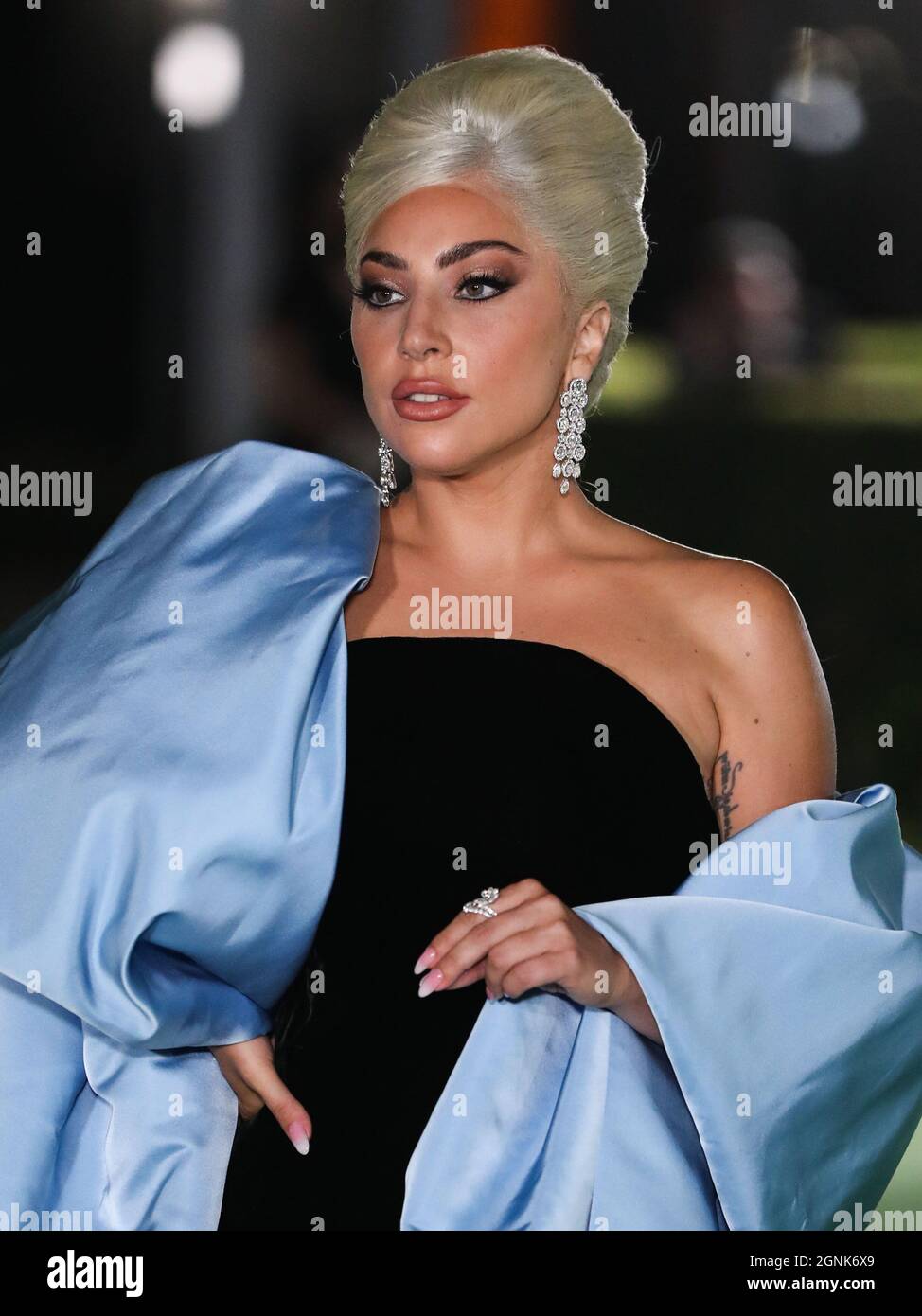 LOS ANGELES, CALIFORNIE, États-Unis - SEPTEMBRE 25 : la chanteuse Lady Gaga (Stefani Joanne Angelina Germanotta) portant une robe Schiaparelli personnalisée et des bijoux Chopard arrive au gala d'ouverture du musée Academy Museum of Motion Pictures qui a lieu le 25 septembre 2021 à Los Angeles, Californie, États-Unis. (Photo de Xavier Collin/image Press Agency) Banque D'Images