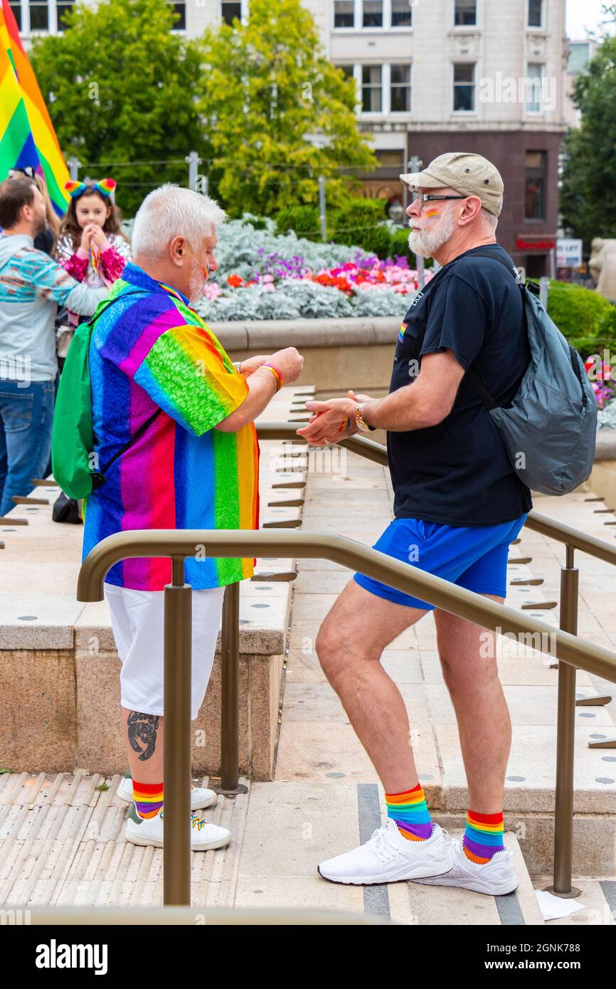 Couple d'hommes gais âgés au Birmingham Pride samedi 25 septembre 2021 Banque D'Images
