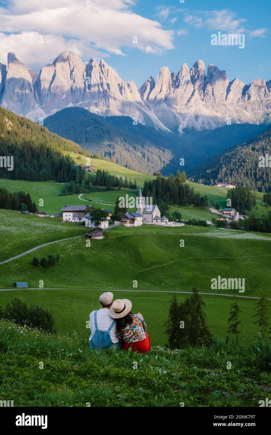 Village de Santa Magdalena à Val di Funes sur les Dolomites italiens. Vue automnale sur la vallée avec arbres colorés et groupe de montagnes Odle. Italie, homme et femme en vacances, randonnée dans les montagnes Banque D'Images