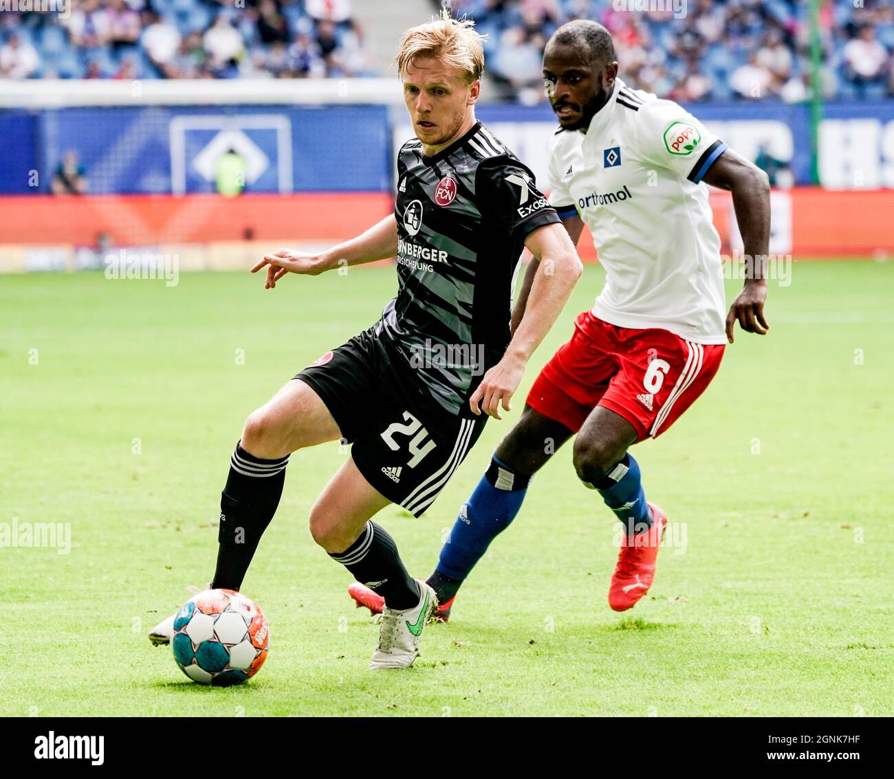 Hambourg, Allemagne. 26 septembre 2021. Football: 2ème Bundesliga, Hamburger SV - 1. FC Nürnberg, Matchday 8 au Volksparkstadion. Mats Moller Daehli (l) de Nuremberg et David Kinsombi de Hambourg se battent pour le ballon. Crédit : Axel Heimken/dpa - REMARQUE IMPORTANTE : Conformément aux règlements de la DFL Deutsche Fußball Liga et/ou de la DFB Deutscher Fußball-Bund, il est interdit d'utiliser ou d'avoir utilisé des photos prises dans le stade et/ou du match sous forme de séquences et/ou de séries de photos de type vidéo./dpa/Alay Live News Banque D'Images