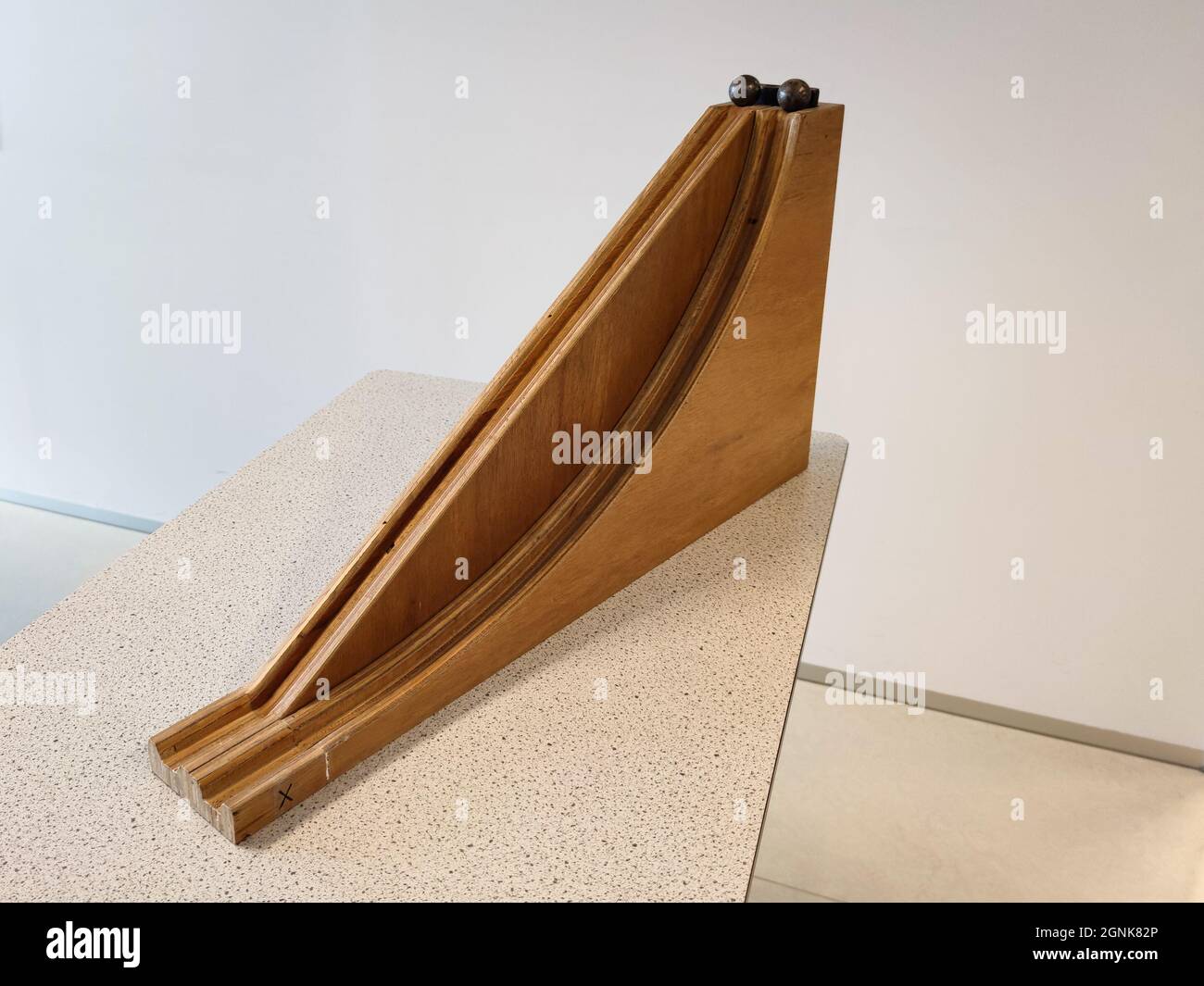 Piste en marbre de bois dont une piste est droite et l'autre courbe. Utilisé dans les écoles en classe de physique. Banque D'Images