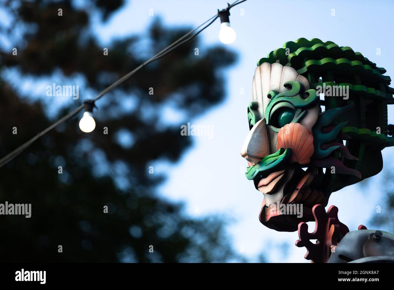 Birmingham, Royaume-Uni. 26 septembre 2021. EKO la marionnette géante du théâtre de danse Autin se produit au festival international de danse de Birmingham au Midlands Arts Centre, Edgbaston. Crédit : Peter Lophan/Alay Live News Banque D'Images