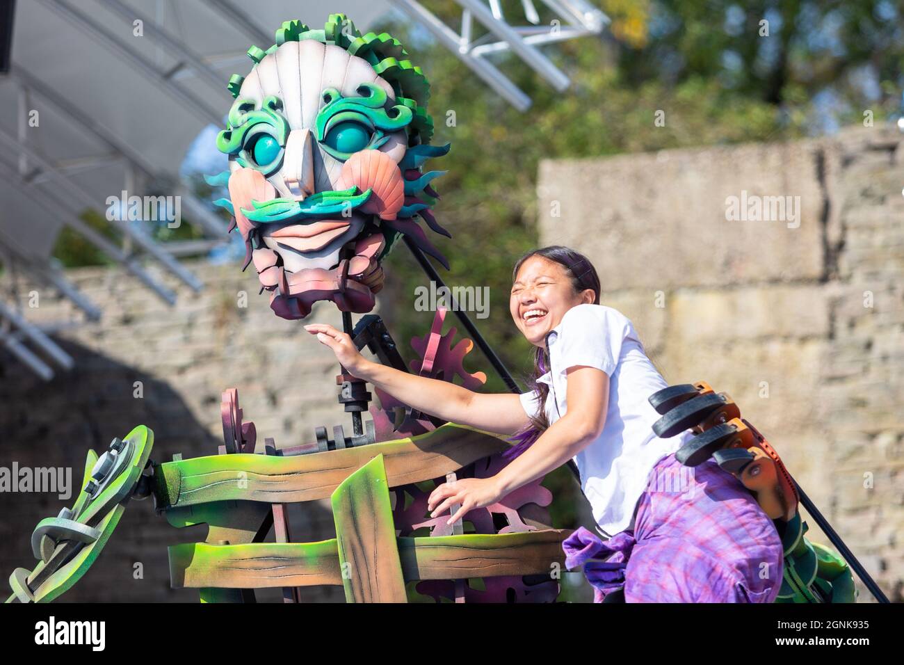 Birmingham, Royaume-Uni. 26 septembre 2021. EKO la marionnette géante du monstre marin avec Jasmine Chiu du théâtre de danse Autin se produit du Bleu au Festival international de danse de Birmingham au Centre des arts Midlands, Edgbaston. Crédit : Peter Lophan/Alay Live News Banque D'Images
