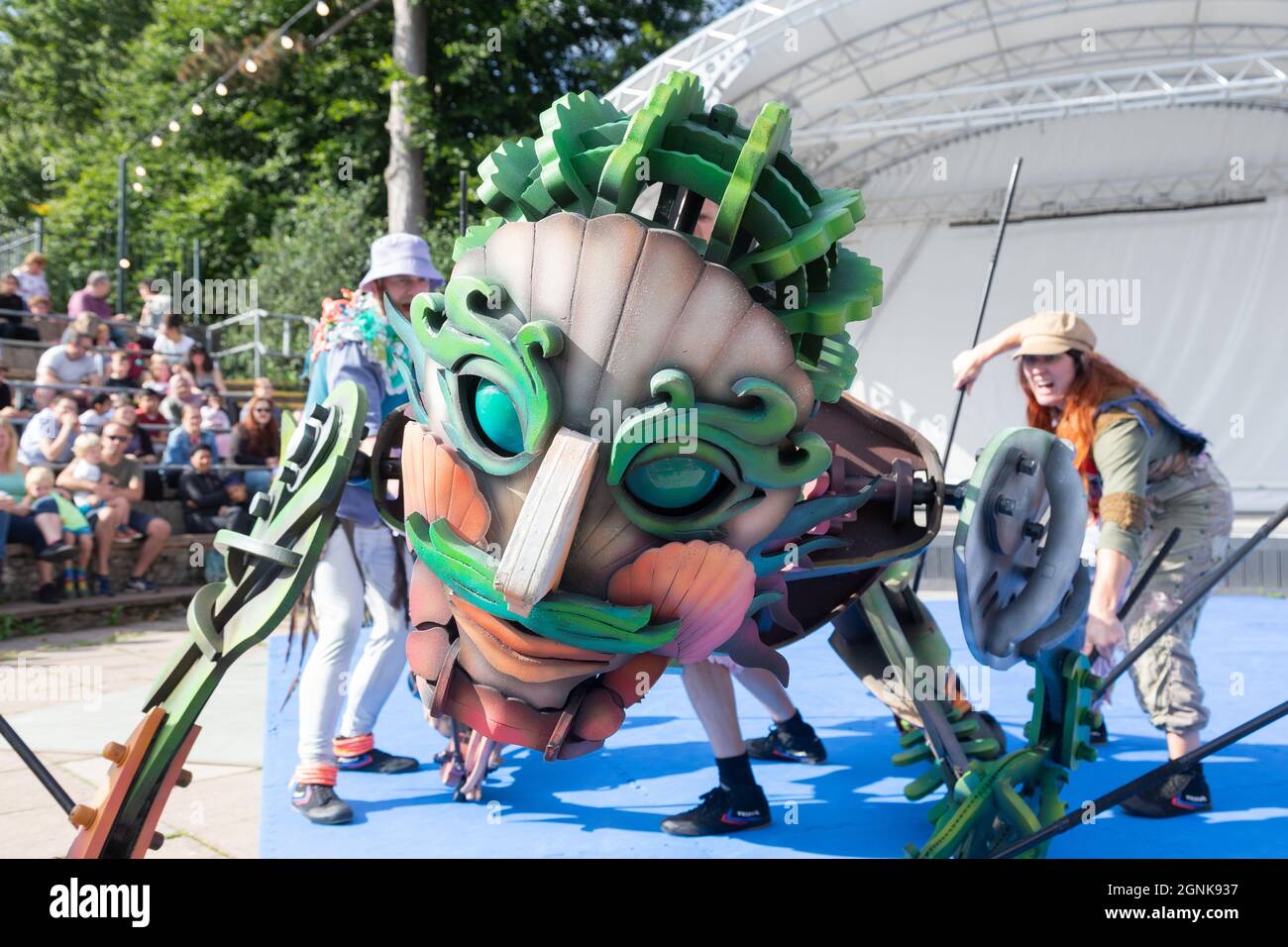 Birmingham, Royaume-Uni. 26 septembre 2021. EKO la marionnette géante du monstre marin avec le théâtre de danse d'Autin qui se produit du Bleu au Festival international de danse de Birmingham dans le centre des arts Midlands, Edgbaston. Crédit : Peter Lophan/Alay Live News Banque D'Images