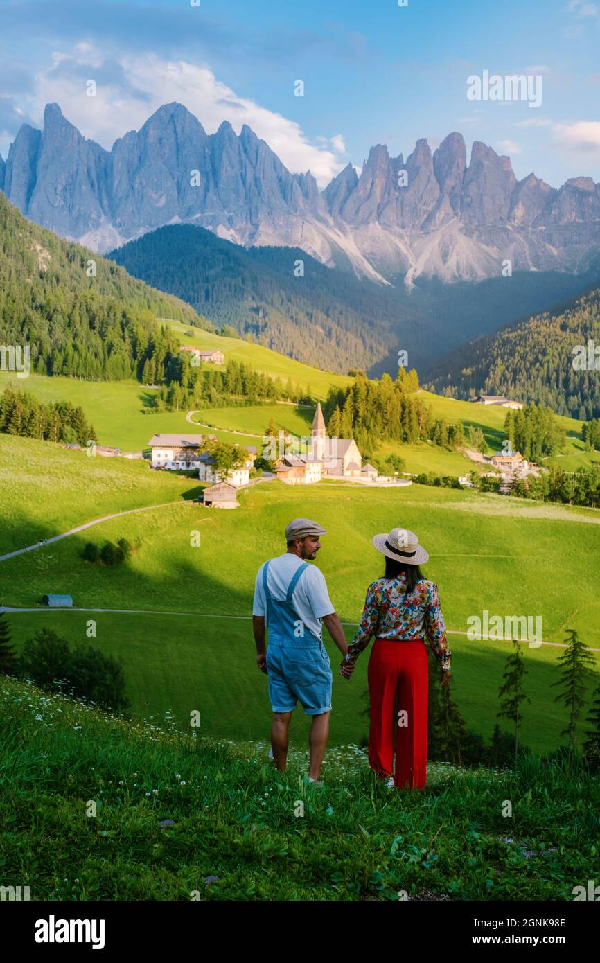 Village de Santa Magdalena à Val di Funes sur les Dolomites italiens. Vue automnale sur la vallée avec arbres colorés et groupe de montagnes Odle. Italie, homme et femme en vacances, randonnée dans les montagnes Banque D'Images