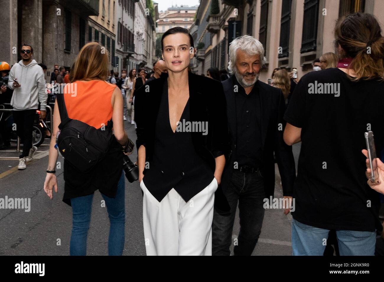 L'actrice polonaise Kasia Smutniak arrive à l'endroit où aura lieu le défilé de mode du designer Giorgio Armani, pendant la semaine de la mode de Milan en septembre 2021. (Photo de Luca Marenda/Pacific Press) Banque D'Images