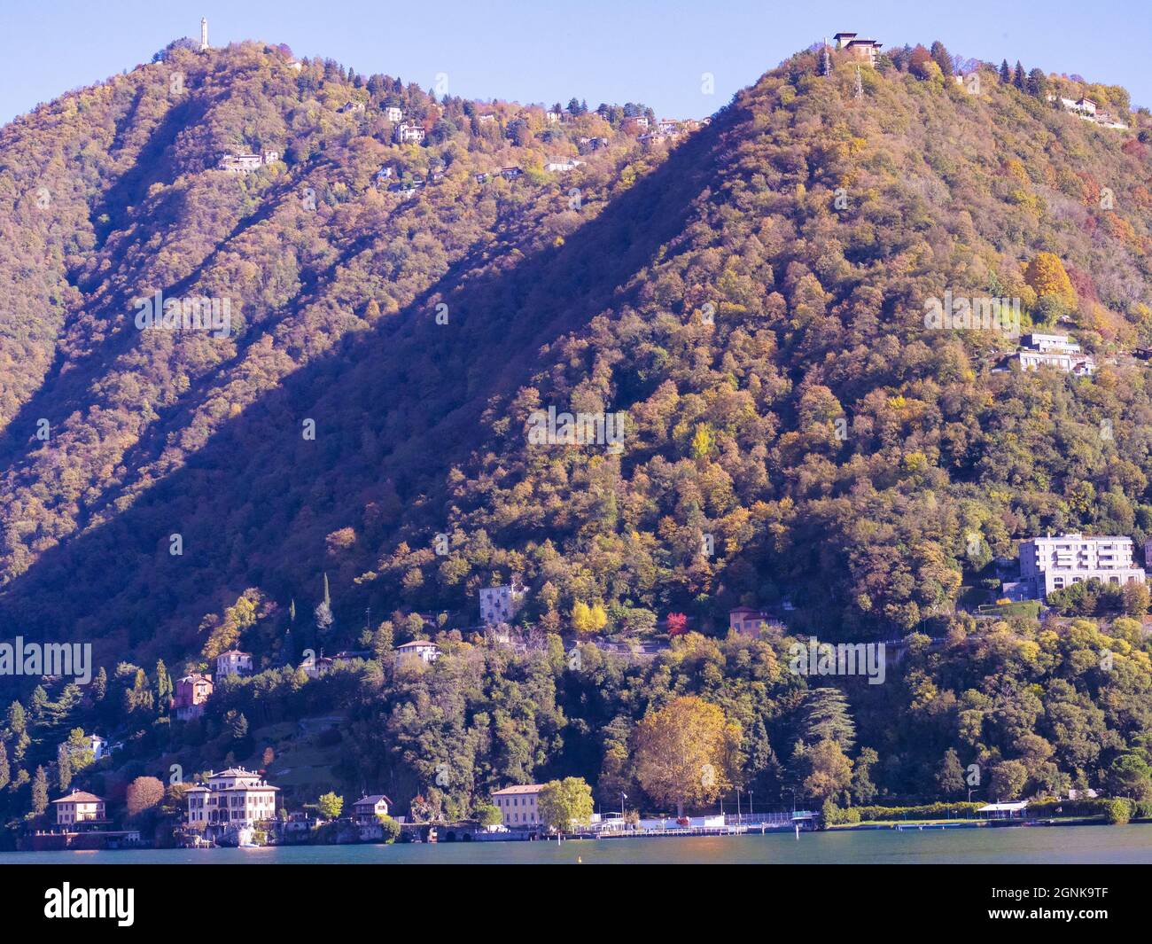 Montagnes couvertes de bois en automne lumineux colors.Como, lacs italiens, Italie. Banque D'Images