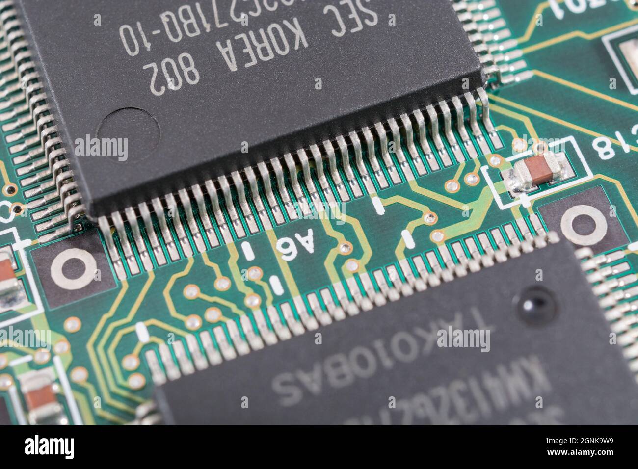 Pattes en M ou brochages d'un circuit intégré / ci semi-conducteur et carte de circuit imprimé verte.Pour la technologie électronique, pénurie mondiale de micro-puces Banque D'Images