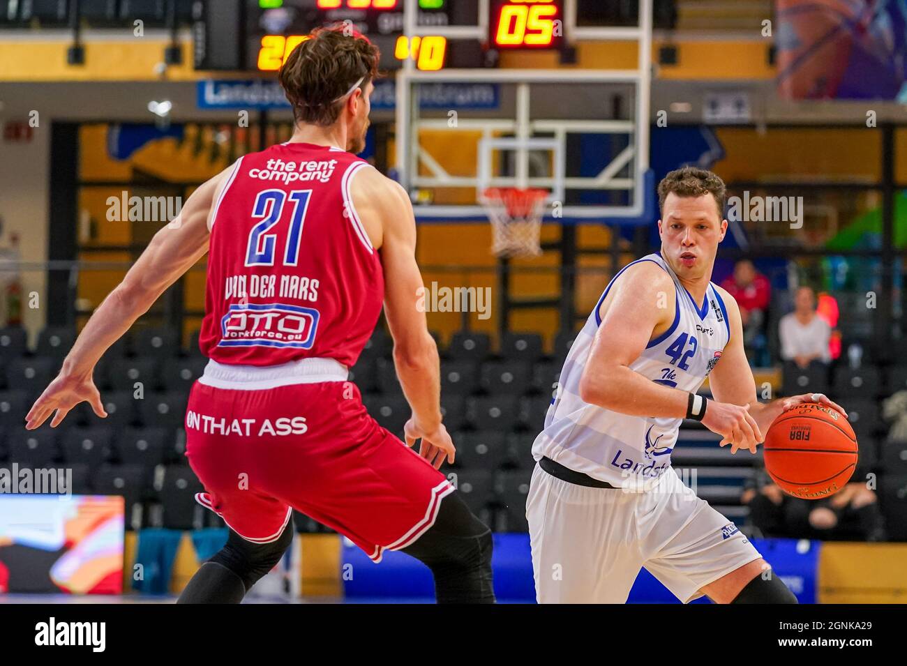 ZWOLLE, PAYS-BAS - SEPTEMBRE 26 : Thomas van der Mars de nouveaux héros Den Bosch, Noah Dahlman de Landstede Hammers Zwolle pendant le match de la Ligue BNXT entre Landstede Hammers et Heroes Den Bosch à Landstede Sportcentrum le 26 septembre 2021 à Zwolle, pays-Bas (photo d'Andre Weening/Orange Pictures) Banque D'Images