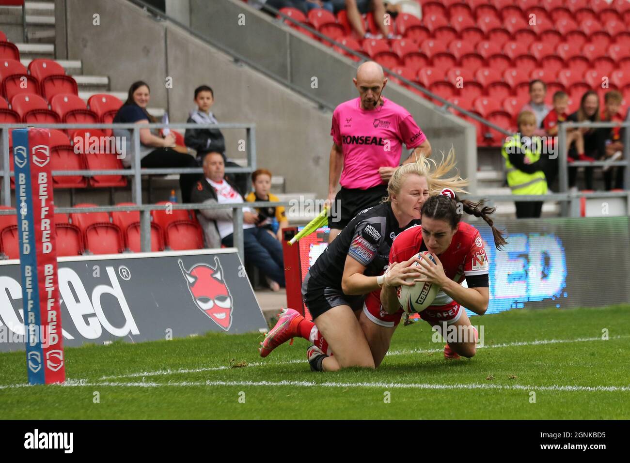 St Helens, Royaume-Uni. 26 septembre 2021. Totally Wicked Stadium, Saint Helens, 26 septembre 2021 Betfred Super League semi-finale St Helens vs Castleford Tigers femmes Leah Burke de St Helens plonge pour marquer un essai pendant la 2ème moitié contre Castleford Tigers femmes crédit: Touchlinepics/Alamy Live News Banque D'Images