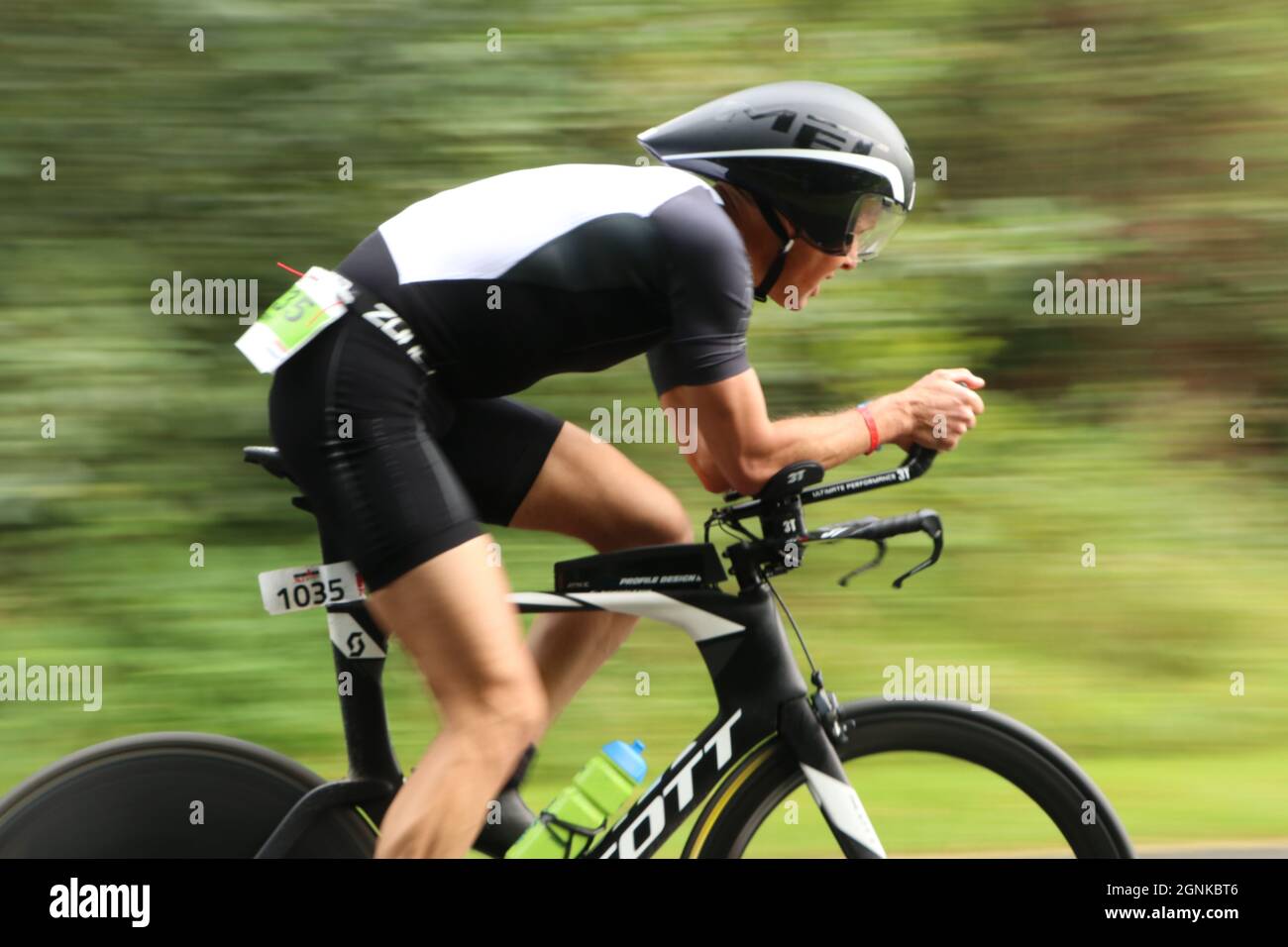 Ironman 70.3 triathlète de Westfriesland à vélo, mouvement flou, Bovenkarspel, pays-Bas, septembre 26 2021 Banque D'Images
