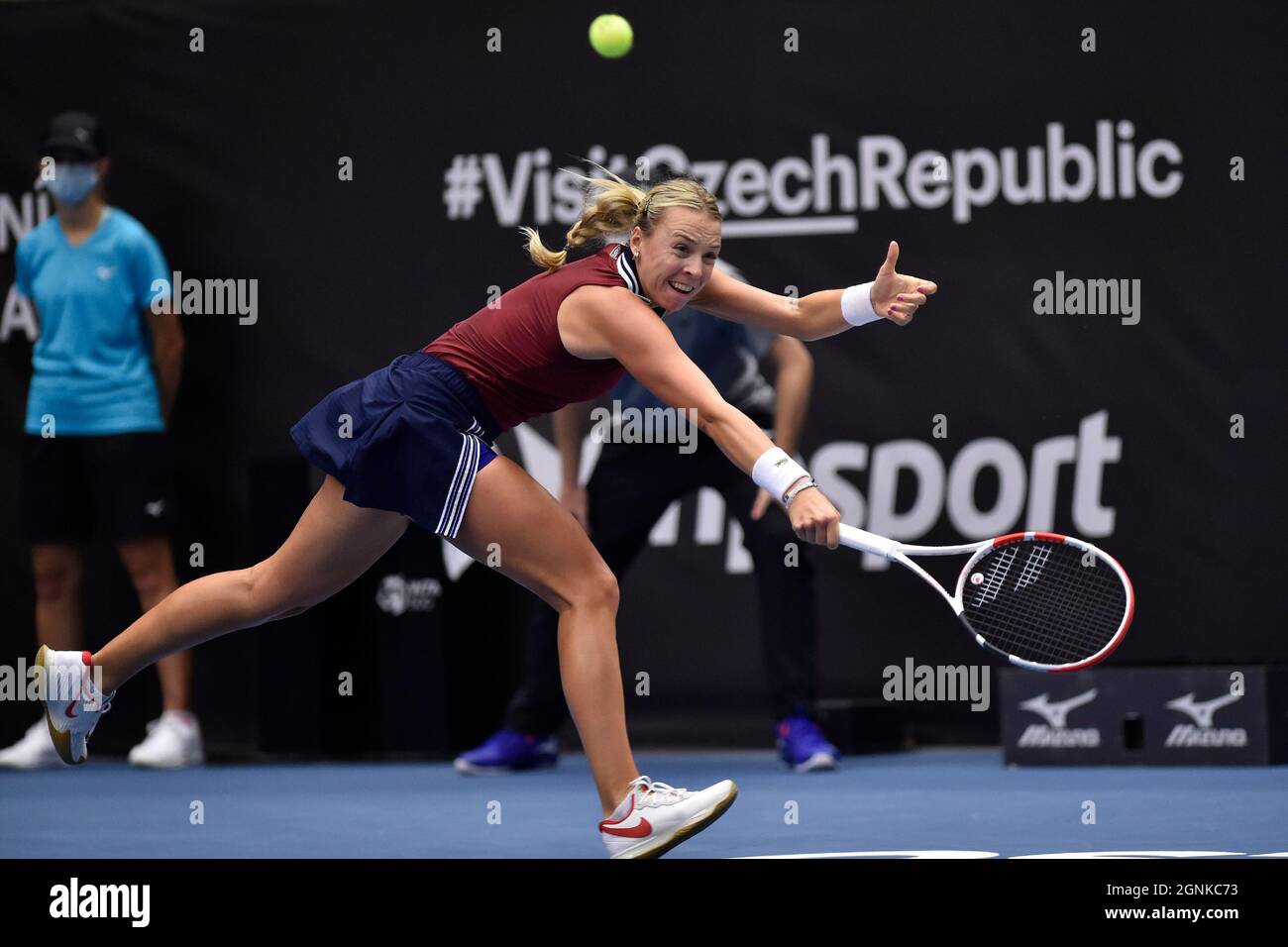 Ostrava, République tchèque. 26 septembre 2021. Anet Kontaveit, d'Estonie, en action lors du match final contre Maria Sakkari, de Grèce, lors du tournoi de tennis en salle J&T Banka Ostrava Open 2021 pour femmes WTA à Ostrava, République Tchèque, le 26 septembre 2021. Crédit: Jaroslav Ozana/CTK photo/Alay Live News Banque D'Images