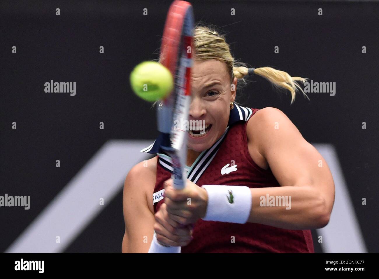 Ostrava, République tchèque. 26 septembre 2021. Anet Kontaveit, d'Estonie, en action lors du match final contre Maria Sakkari, de Grèce, lors du tournoi de tennis en salle J&T Banka Ostrava Open 2021 pour femmes WTA à Ostrava, République Tchèque, le 26 septembre 2021. Crédit: Jaroslav Ozana/CTK photo/Alay Live News Banque D'Images