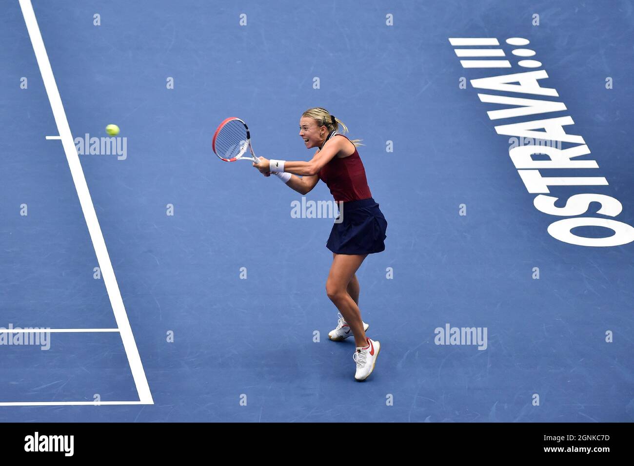 Ostrava, République tchèque. 26 septembre 2021. Anet Kontaveit, d'Estonie, en action lors du match final contre Maria Sakkari, de Grèce, lors du tournoi de tennis en salle J&T Banka Ostrava Open 2021 pour femmes WTA à Ostrava, République Tchèque, le 26 septembre 2021. Crédit: Jaroslav Ozana/CTK photo/Alay Live News Banque D'Images