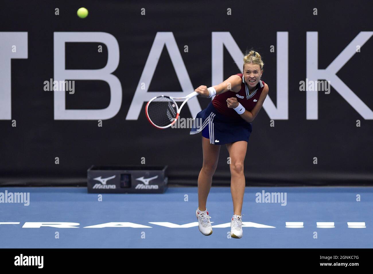 Ostrava, République tchèque. 26 septembre 2021. Anet Kontaveit, d'Estonie, en action lors du match final contre Maria Sakkari, de Grèce, lors du tournoi de tennis en salle J&T Banka Ostrava Open 2021 pour femmes WTA à Ostrava, République Tchèque, le 26 septembre 2021. Crédit: Jaroslav Ozana/CTK photo/Alay Live News Banque D'Images