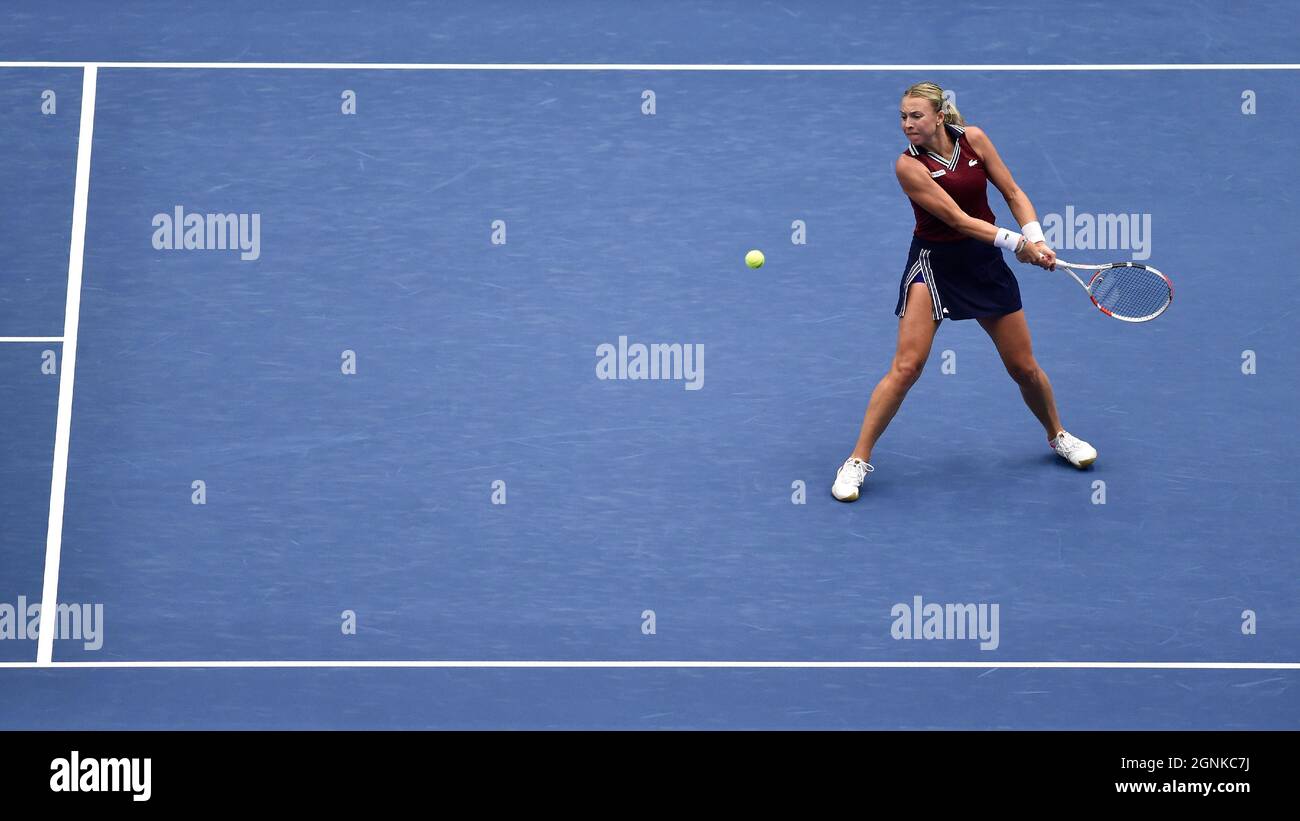 Ostrava, République tchèque. 26 septembre 2021. Anet Kontaveit, d'Estonie, en action lors du match final contre Maria Sakkari, de Grèce, lors du tournoi de tennis en salle J&T Banka Ostrava Open 2021 pour femmes WTA à Ostrava, République Tchèque, le 26 septembre 2021. Crédit: Jaroslav Ozana/CTK photo/Alay Live News Banque D'Images