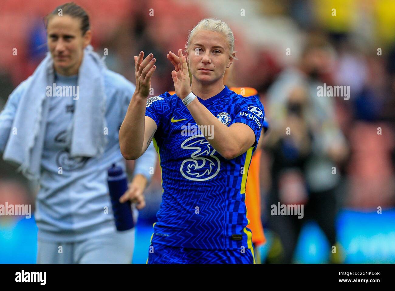 Bethany England (9) de Chelsea F.C Women applaudit les fans après le match à Leigh, Royaume-Uni le 9/26/2021. (Photo de James Heaton/News Images/Sipa USA) Banque D'Images