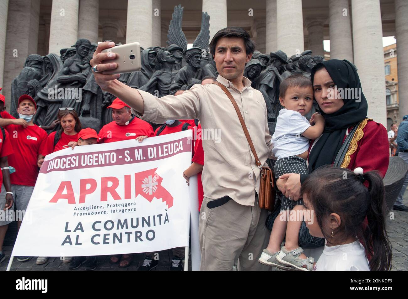 Italie, Rome, Vatican, 21/09/26. Les migrants du diocèse de Rome et du Centro Astali et les représentants de 'APRI', le projet de Caritas Italiana qui traite de l'accueil des migrants et des réfugiés dans les diocèses italiens pendant la prière hebdomadaire d'Angelus suivie de la récitation du Regina Coeli au Vatican. Banque D'Images