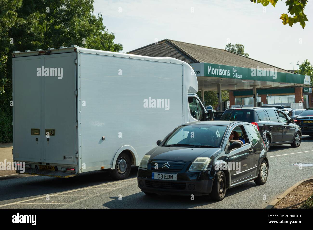 Northampton Royaume-Uni - septembre 26 2021 : longue file d'attente en voiture à la station-service de Morrisons. Pénuries d'essence et de carburant diesel. Banque D'Images