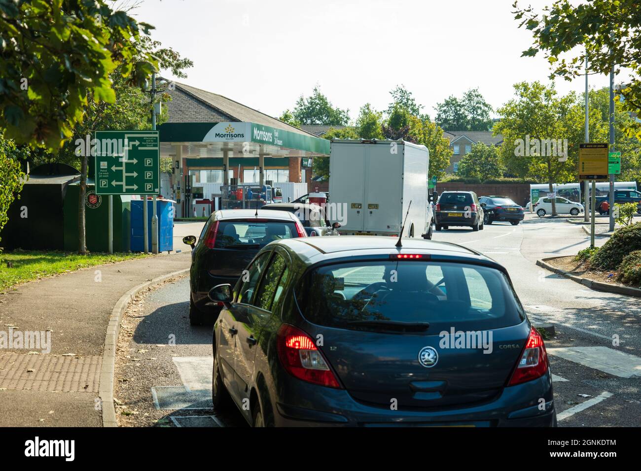 Northampton Royaume-Uni - septembre 26 2021 : longue file d'attente en voiture à la station-service de Morrisons. Pénuries d'essence et de carburant diesel. Banque D'Images