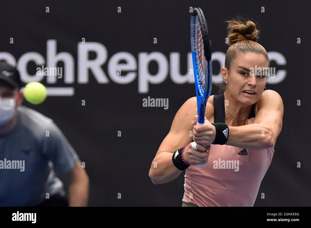 Ostrava, République tchèque. 26 septembre 2021. Maria Sakkari de Grèce en action lors du match final contre Anet Kontaveit d'Estonie au tournoi de tennis en salle J&T Banka Ostrava Open 2021 pour femmes WTA à Ostrava, République Tchèque, le 26 septembre 2021. Crédit: Jaroslav Ozana/CTK photo/Alay Live News Banque D'Images