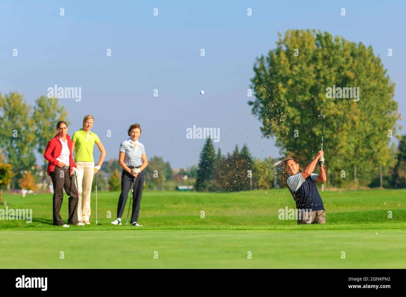 Jouer au golf un jour ensoleillé en temps de False Banque D'Images