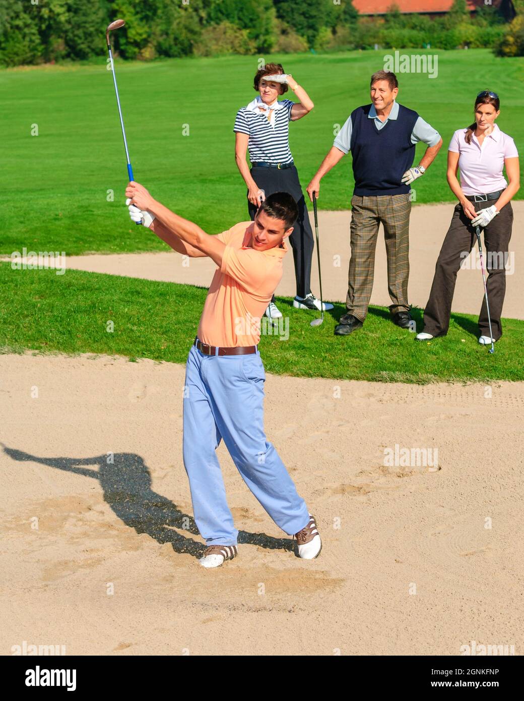 Jouer au golf un jour ensoleillé en temps de False Banque D'Images