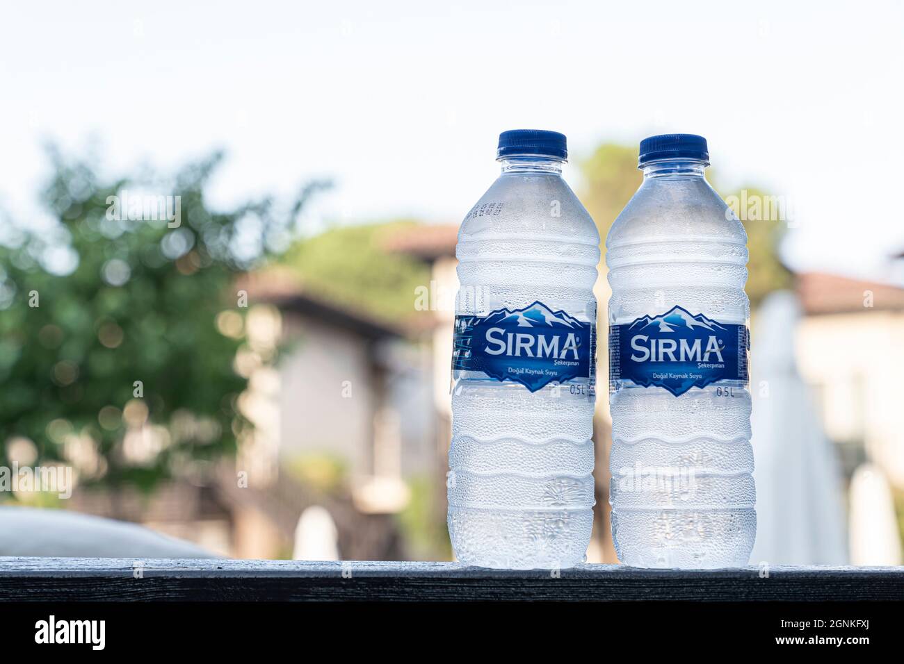 sirma - bouteilles en plastique avec eau minérale froide sur le fond de  l'hôtel. antalya, belek, turquie. 6 septembre 2021 Photo Stock - Alamy