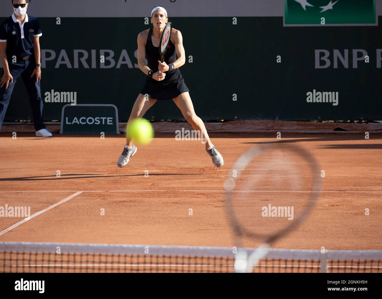 Joueur de tennis allemand Andrea Petkovic (GER) en attente de service, tournoi de tennis ouvert 2021, Paris, France. Banque D'Images