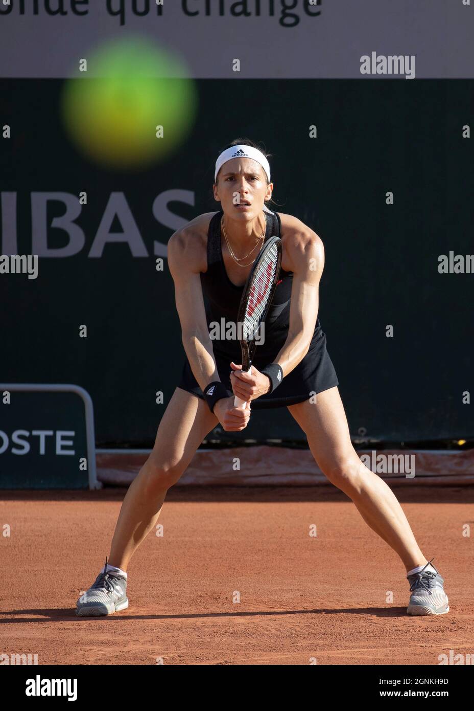 Joueur de tennis allemand Andrea Petkovic (GER) en attente de service, tournoi de tennis ouvert 2021, Paris, France. Banque D'Images