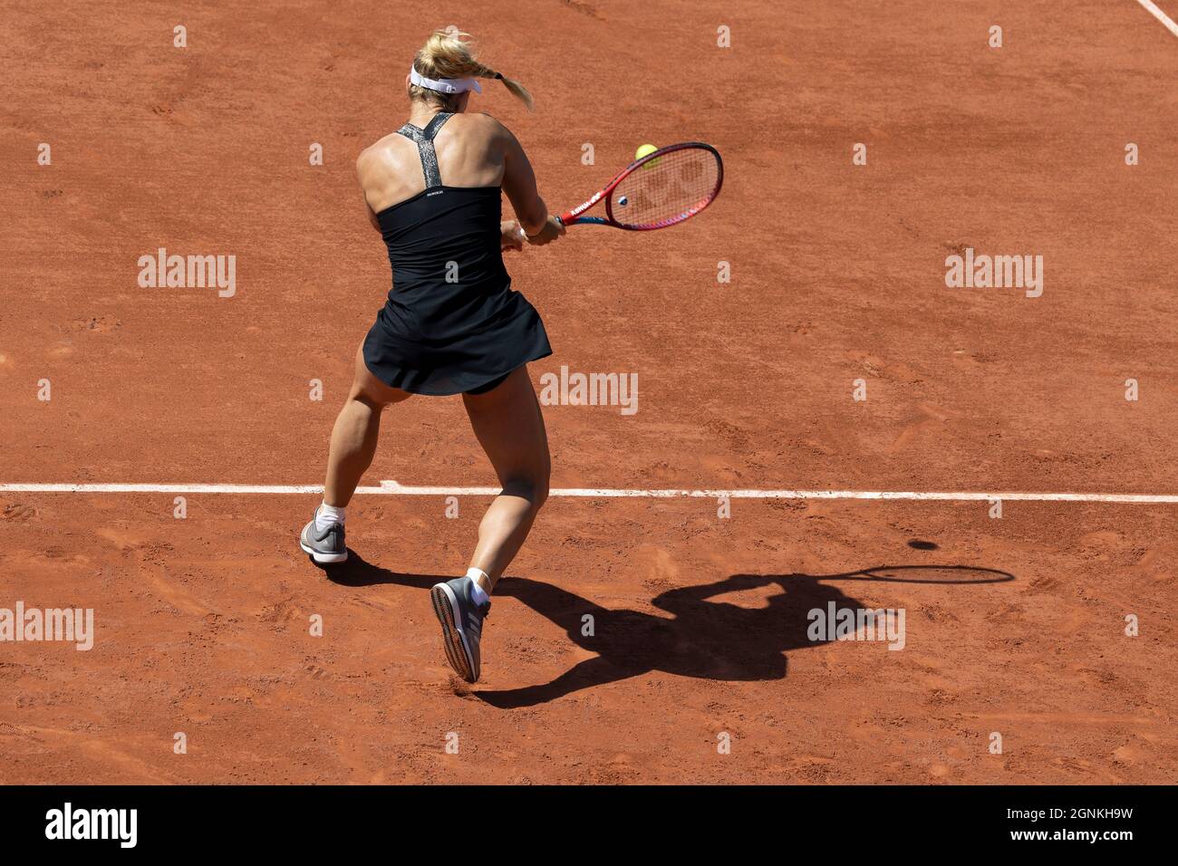 Joueur de tennis allemand Angelique Curber (GER) jouant un retour à la main sur la ligne de base, tournoi de tennis French Open 2021, Paris, France. Banque D'Images