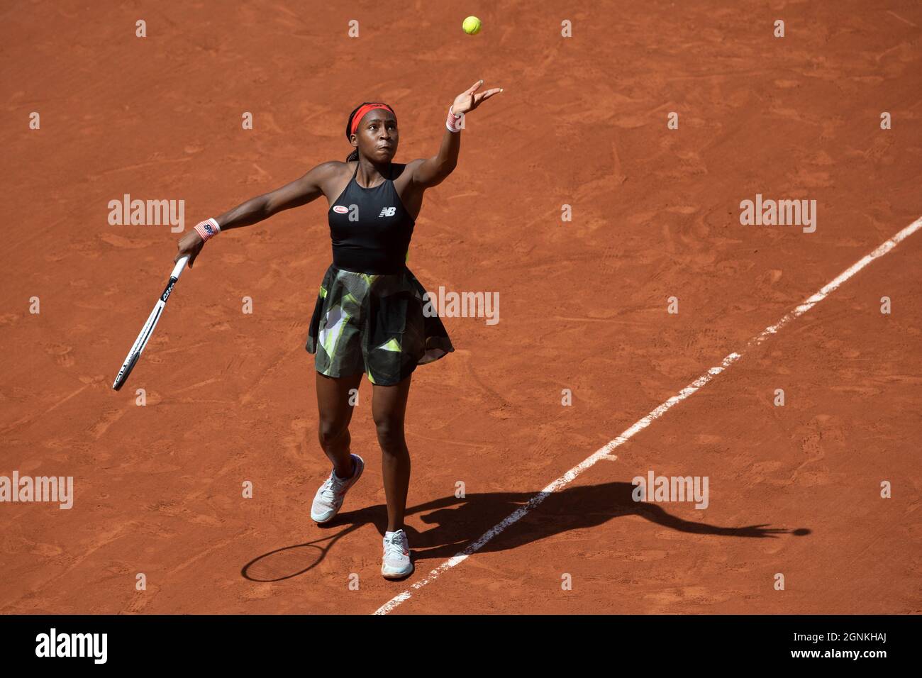 JOUEUR DE tennis AMÉRICAIN Coco Gauff jouant un tir de service, tournoi de tennis French Open 2021, Paris, France Banque D'Images