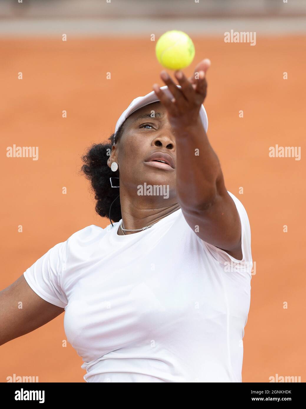 LE joueur AMÉRICAIN de tennis venus Williams (USA) sert pendant l'Open de France 20121, Paris, France Banque D'Images