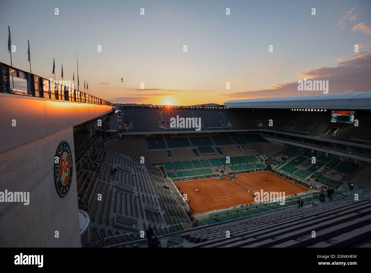 French Open Feature, coucher de soleil sur court Philippe Chatrier, tournoi de tennis French Open 2021, Paris, France. Banque D'Images