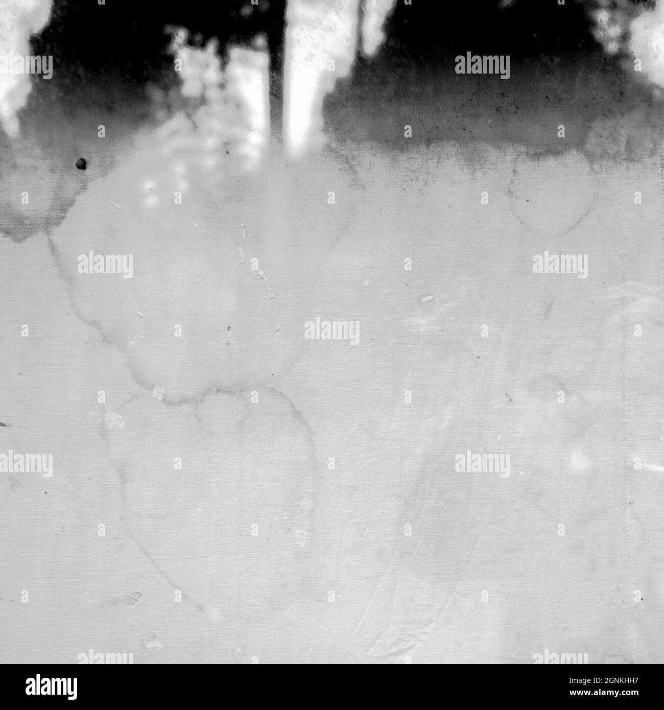 Fenêtre en verre d'image abstraite avec un ancien écran abîmé et réflexion d'arbres sans personne Banque D'Images