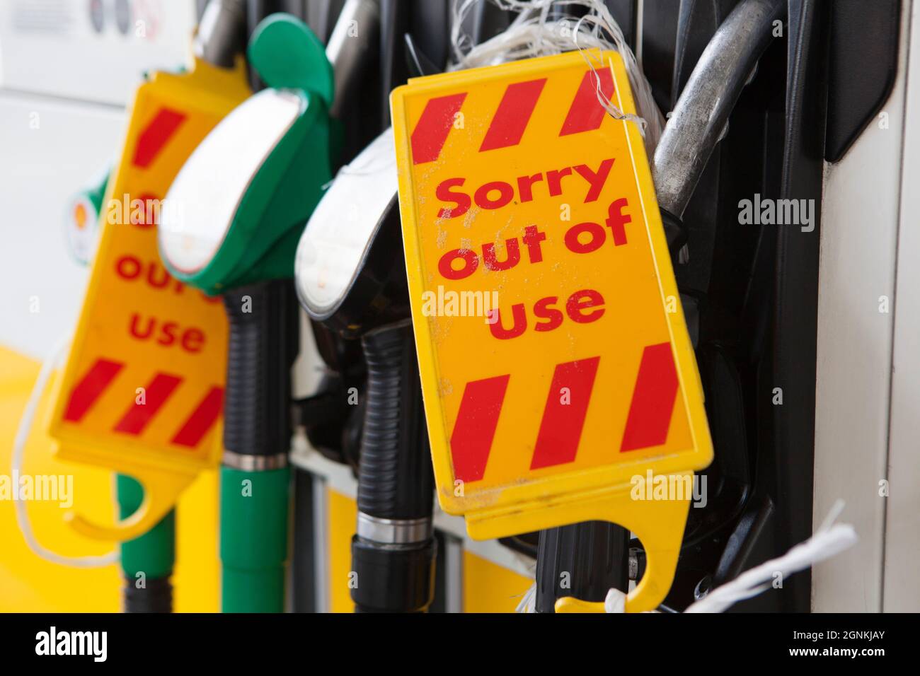 Londres, Royaume-Uni. 26 septembre 2021. Sur Balham Hill, dans le sud de Londres, un garage Shell est complètement hors de tous les types de carburant. Les pompes sont étiquetées comme étant hors service et les cônes de signalisation comportent des panneaux écrits à la main indiquant « aucun carburant désolé ». Bien qu'il n'y ait pas de pénurie absolue de carburant dans le pays, le manque de vecteurs signifie que certaines chaînes ont manqué et que les achats de panique qui ont suivi ont exacerbé la situation. Credit: Anna Watson/Alay Live News Banque D'Images