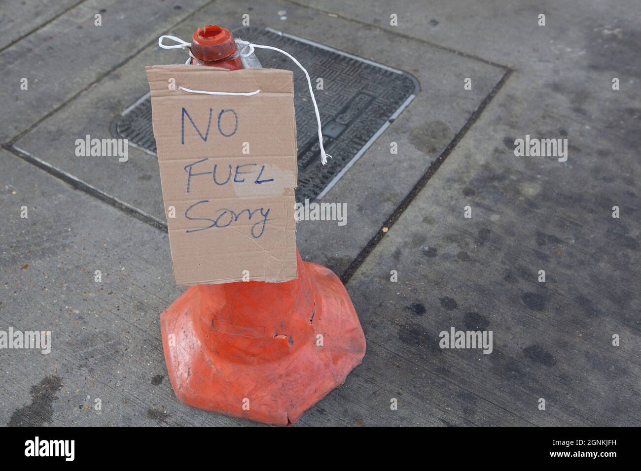 Londres, Royaume-Uni. 26 septembre 2021. Sur Balham Hill, dans le sud de Londres, un garage Shell est complètement hors de tous les types de carburant. Les pompes sont étiquetées comme étant hors service et les cônes de signalisation comportent des panneaux écrits à la main indiquant « aucun carburant désolé ». Bien qu'il n'y ait pas de pénurie absolue de carburant dans le pays, le manque de vecteurs signifie que certaines chaînes ont manqué et que les achats de panique qui ont suivi ont exacerbé la situation. Credit: Anna Watson/Alay Live News Banque D'Images