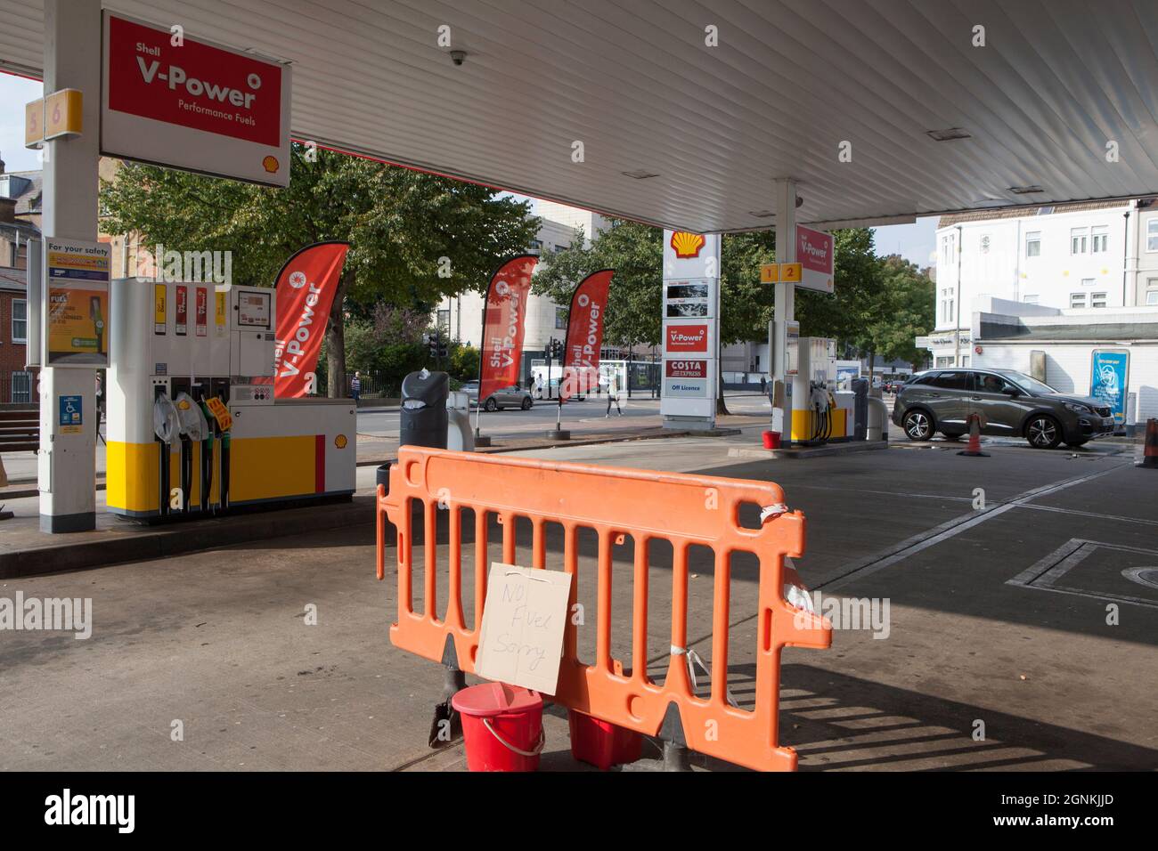 Londres, Royaume-Uni. 26 septembre 2021. Sur Balham Hill, dans le sud de Londres, un garage Shell est complètement hors de tous les types de carburant. Les pompes sont étiquetées comme étant hors service et les cônes de signalisation comportent des panneaux écrits à la main indiquant « aucun carburant désolé ». Bien qu'il n'y ait pas de pénurie absolue de carburant dans le pays, le manque de vecteurs signifie que certaines chaînes ont manqué et que les achats de panique qui ont suivi ont exacerbé la situation. Credit: Anna Watson/Alay Live News Banque D'Images