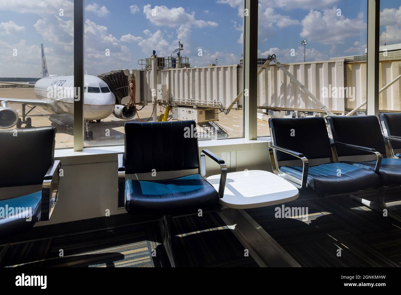 Vue de la zone de départ chaises d'attente avions de United Airlines l'aéroport intercontinental George Bush IAH à Houston, Texas, États-Unis. Banque D'Images