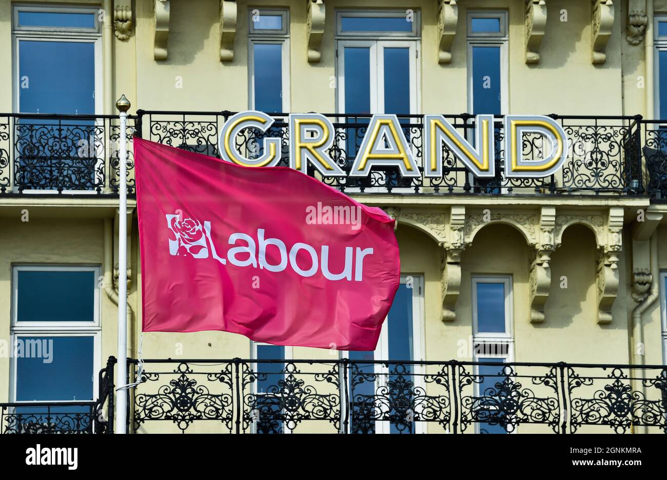Brighton UK 26 septembre 2021 - Un drapeau du Parti travailliste vole à l'extérieur du Grand Hôtel pendant la Conférence du Parti travailliste : Credit Simon Dack / Alay Live News Banque D'Images