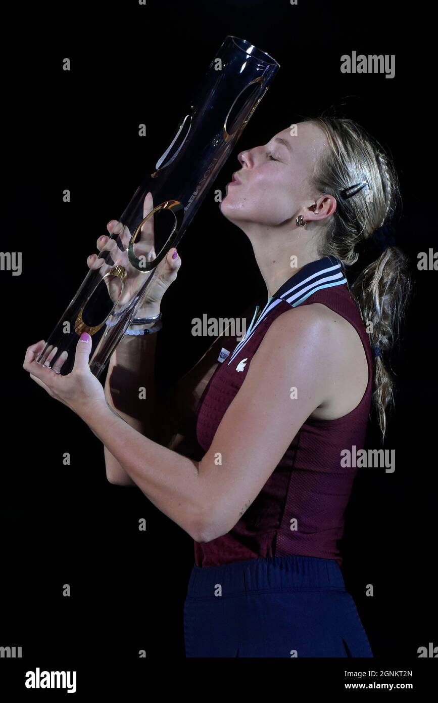 Ostrava, République tchèque. 26 septembre 2021. Anet Kontaveit, d'Estonie, célèbre la victoire après le match final contre Maria Sakkari, de Grèce, lors du tournoi de tennis en salle J&T Banka Ostrava Open 2021 pour femmes WTA à Ostrava, République Tchèque, le 26 septembre 2021. Crédit: Jaroslav Ozana/CTK photo/Alay Live News Banque D'Images