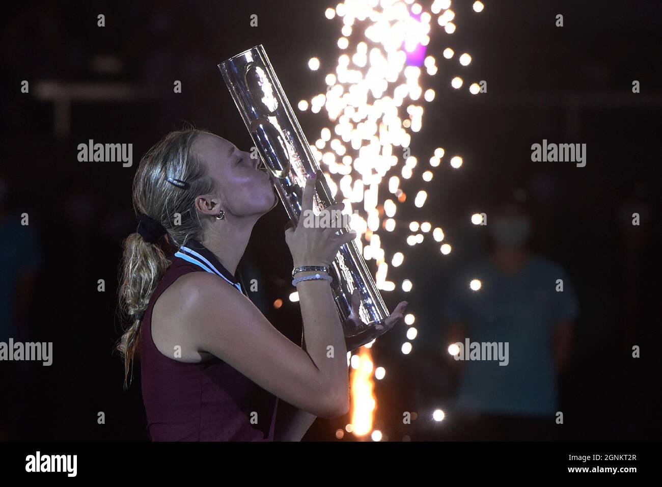 Ostrava, République tchèque. 26 septembre 2021. Anet Kontaveit, d'Estonie, célèbre la victoire après le match final contre Maria Sakkari, de Grèce, lors du tournoi de tennis en salle J&T Banka Ostrava Open 2021 pour femmes WTA à Ostrava, République Tchèque, le 26 septembre 2021. Crédit: Jaroslav Ozana/CTK photo/Alay Live News Banque D'Images