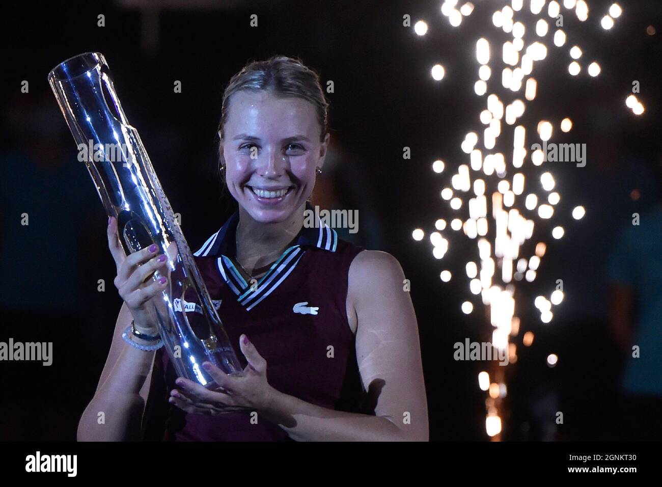 Ostrava, République tchèque. 26 septembre 2021. Anet Kontaveit, d'Estonie, célèbre la victoire après le match final contre Maria Sakkari, de Grèce, lors du tournoi de tennis en salle J&T Banka Ostrava Open 2021 pour femmes WTA à Ostrava, République Tchèque, le 26 septembre 2021. Crédit: Jaroslav Ozana/CTK photo/Alay Live News Banque D'Images